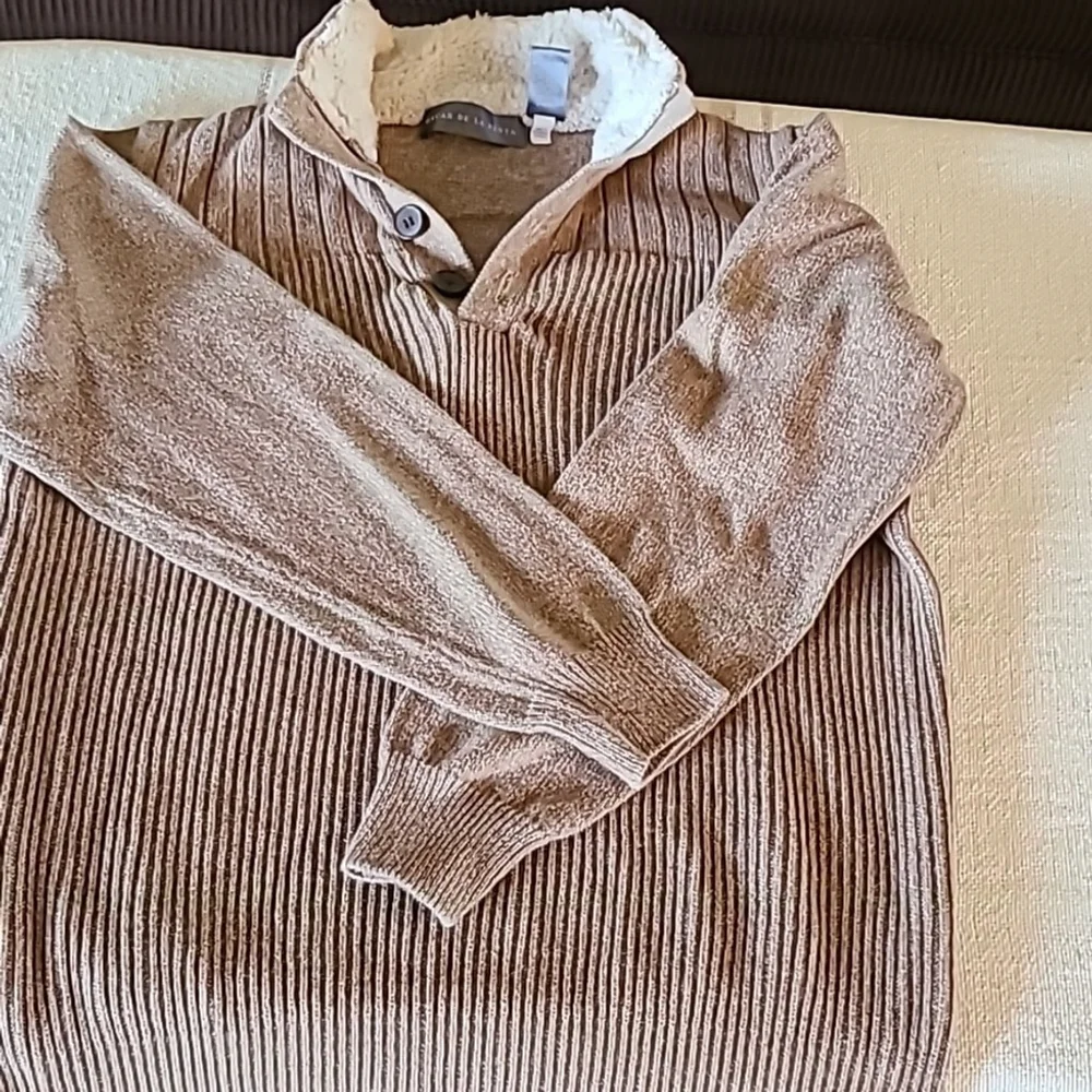 Oscar De LA Renta men's Sherpa collar sweater. Size M. Tan Henley knit.(#592)